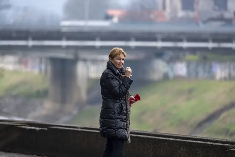 Karlovčanke napokon pro&scaron;etale u tanjim jaknama, no dama u jarko crvenoj isticala se u masi