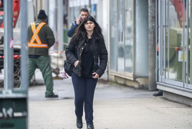 Karlovčanke napokon pro&scaron;etale u tanjim jaknama, no dama u jarko crvenoj isticala se u masi