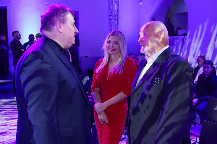 Mate&scaron;a i 30 godina mlađa supruga ukrali poglede na reviji: Pojavio se i Jakov Kitarović