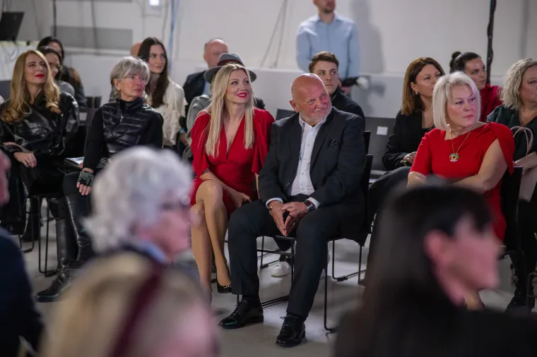 Mate&scaron;a i 30 godina mlađa supruga ukrali poglede na reviji: Pojavio se i Jakov Kitarović