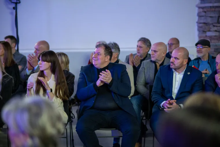 Mate&scaron;a i 30 godina mlađa supruga ukrali poglede na reviji: Pojavio se i Jakov Kitarović