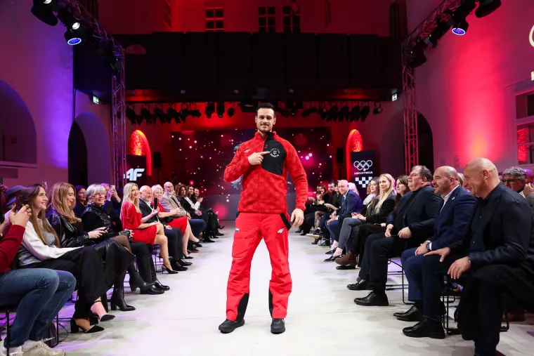 Mate&scaron;a i 30 godina mlađa supruga ukrali poglede na reviji: Pojavio se i Jakov Kitarović