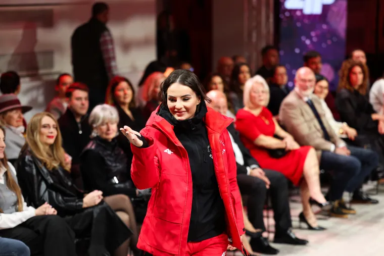 Mate&scaron;a i 30 godina mlađa supruga ukrali poglede na reviji: Pojavio se i Jakov Kitarović