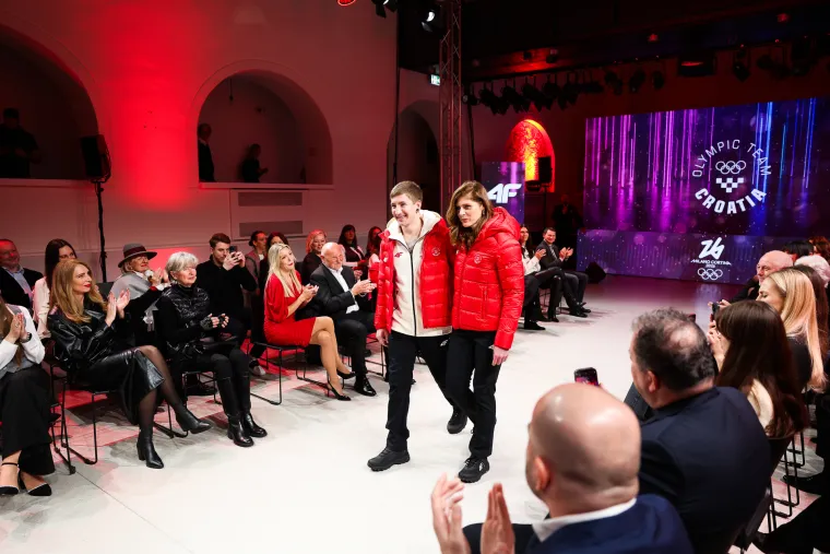 Mate&scaron;a i 30 godina mlađa supruga ukrali poglede na reviji: Pojavio se i Jakov Kitarović