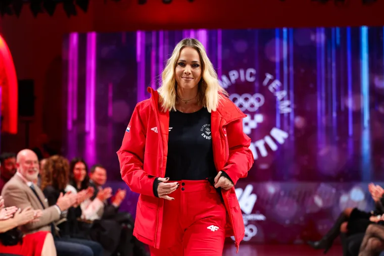 Mate&scaron;a i 30 godina mlađa supruga ukrali poglede na reviji: Pojavio se i Jakov Kitarović