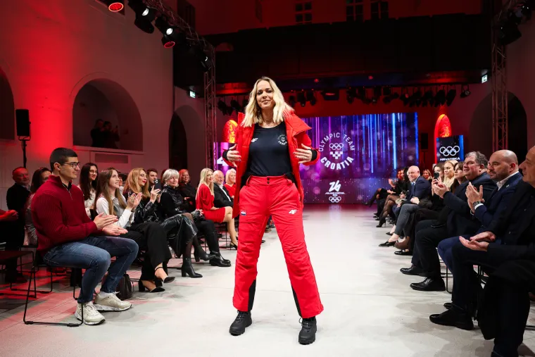 Mate&scaron;a i 30 godina mlađa supruga ukrali poglede na reviji: Pojavio se i Jakov Kitarović