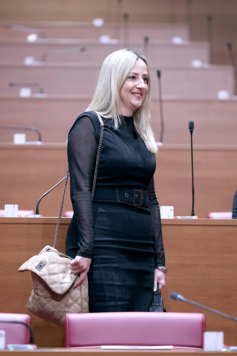 Izdanja Martine Vla&scaron;ić Iljkić: U Saboru dotjerana od glave do pete, a &scaron;tikle su joj za&scaron;titni znak