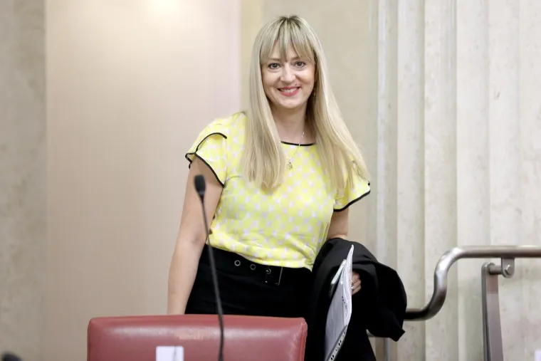 Izdanja Martine Vla&scaron;ić Iljkić: U Saboru dotjerana od glave do pete, a &scaron;tikle su joj za&scaron;titni znak