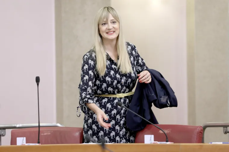 Izdanja Martine Vla&scaron;ić Iljkić: U Saboru dotjerana od glave do pete, a &scaron;tikle su joj za&scaron;titni znak