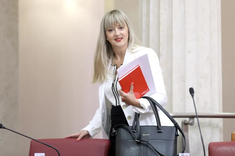 Izdanja Martine Vla&scaron;ić Iljkić: U Saboru dotjerana od glave do pete, a &scaron;tikle su joj za&scaron;titni znak