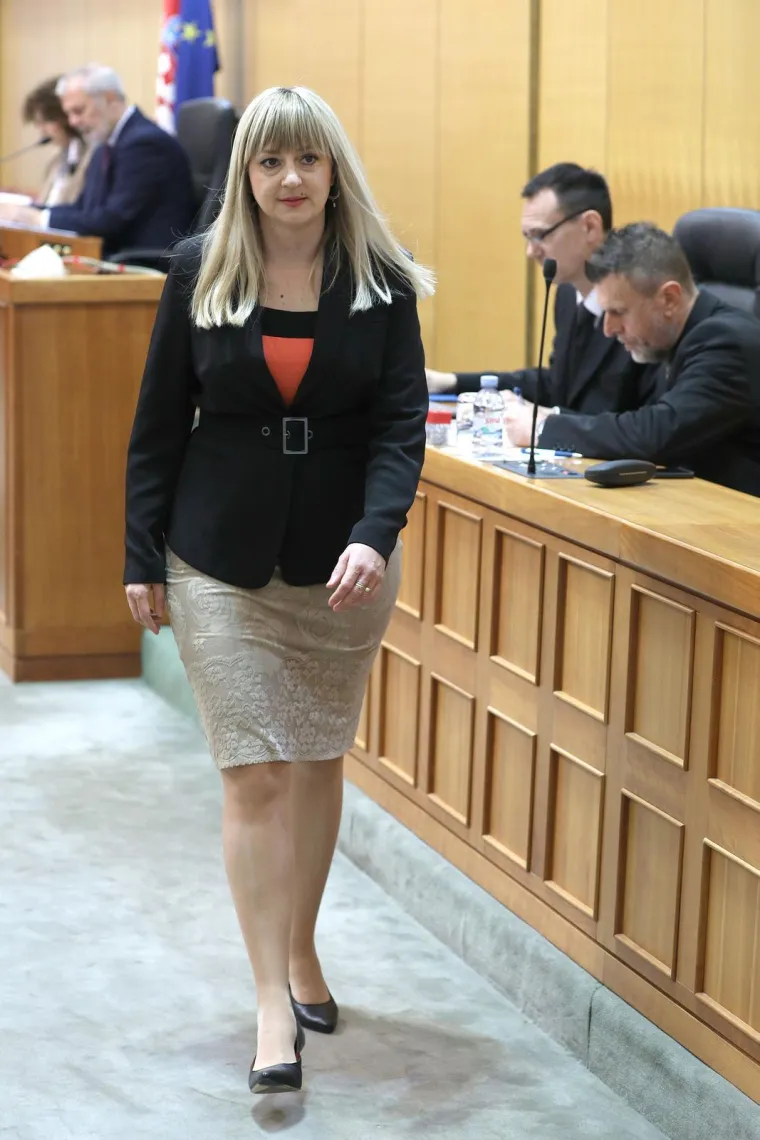 Izdanja Martine Vla&scaron;ić Iljkić: U Saboru dotjerana od glave do pete, a &scaron;tikle su joj za&scaron;titni znak