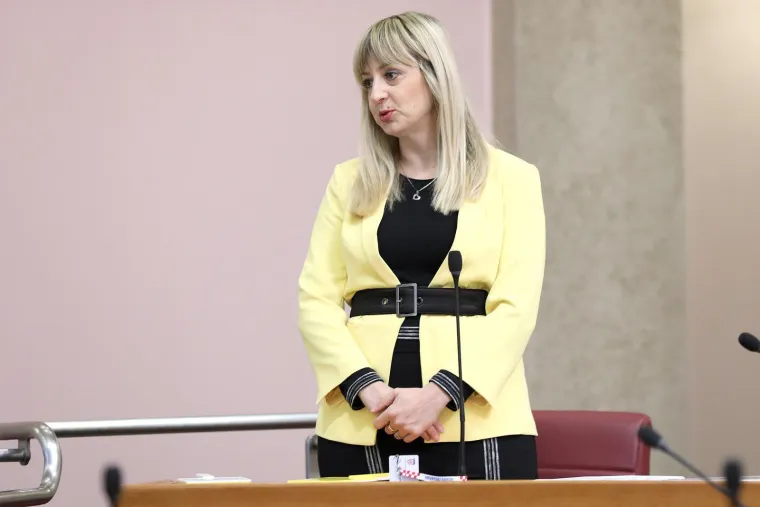Izdanja Martine Vla&scaron;ić Iljkić: U Saboru dotjerana od glave do pete, a &scaron;tikle su joj za&scaron;titni znak