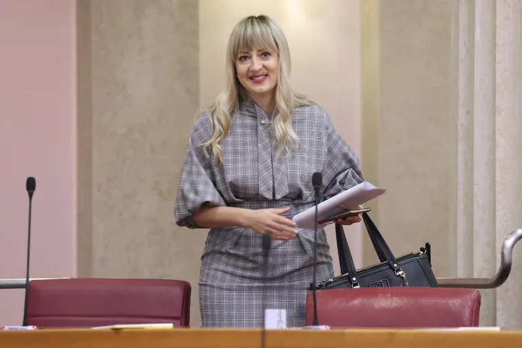 Izdanja Martine Vla&scaron;ić Iljkić: U Saboru dotjerana od glave do pete, a &scaron;tikle su joj za&scaron;titni znak