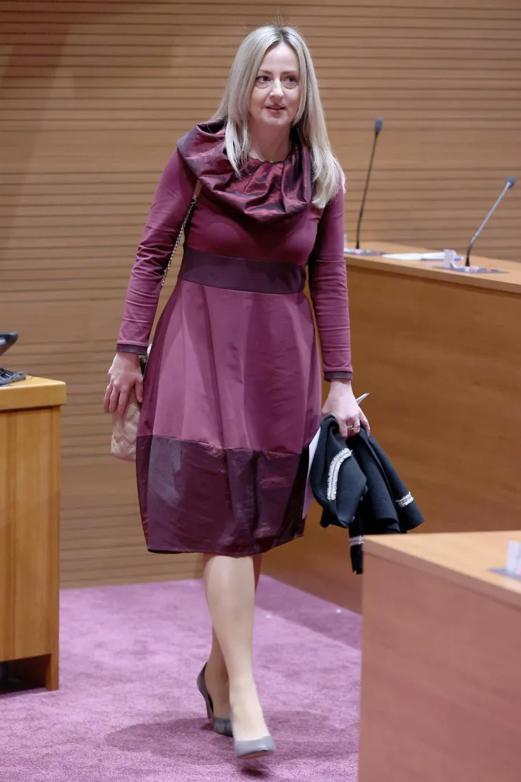 Izdanja Martine Vla&scaron;ić Iljkić: U Saboru dotjerana od glave do pete, a &scaron;tikle su joj za&scaron;titni znak