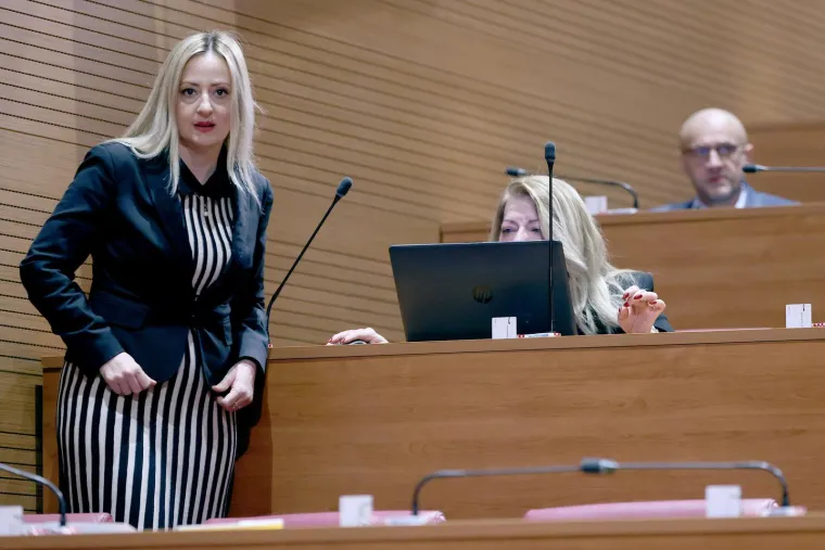 Izdanja Martine Vla&scaron;ić Iljkić: U Saboru dotjerana od glave do pete, a &scaron;tikle su joj za&scaron;titni znak