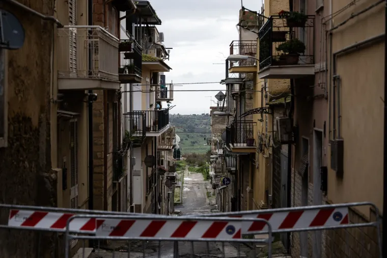 Malom gradiću dani su odbrojani: Rupa guta domove nemoćnih stanovnika