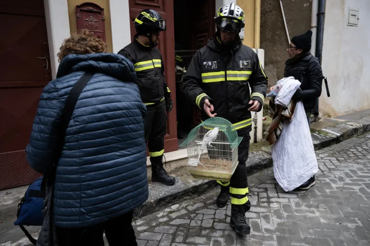 Malom gradiću dani su odbrojani: Rupa guta domove nemoćnih stanovnika