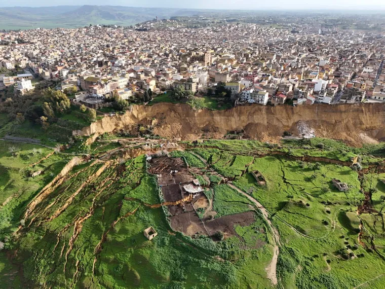 Malom gradiću dani su odbrojani: Rupa guta domove nemoćnih stanovnika