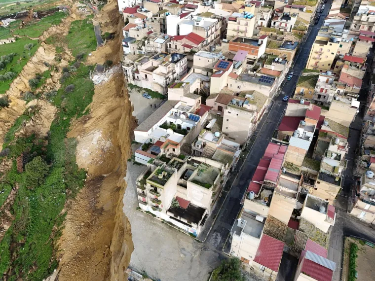 Malom gradiću dani su odbrojani: Rupa guta domove nemoćnih stanovnika