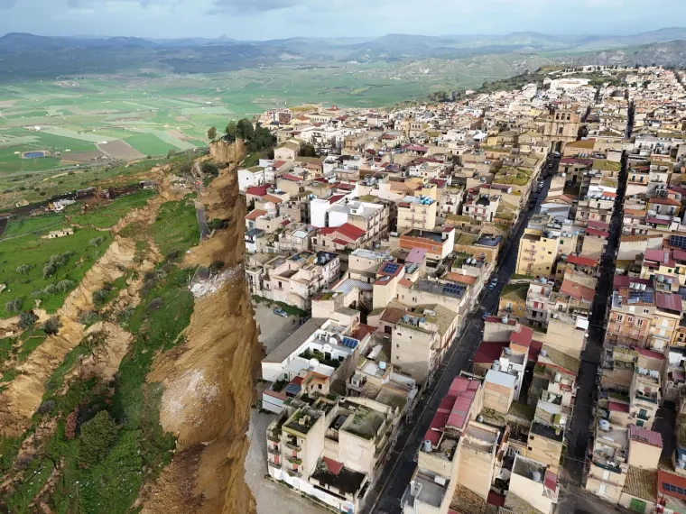 Malom gradiću dani su odbrojani: Rupa guta domove nemoćnih stanovnika