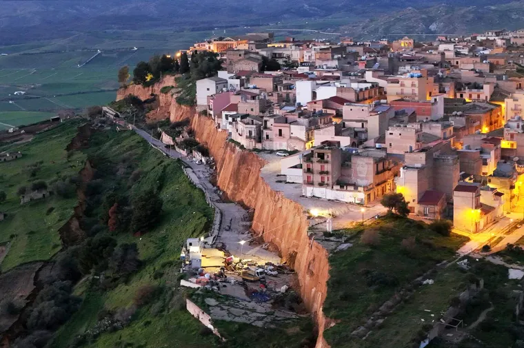 Malom gradiću dani su odbrojani: Rupa guta domove nemoćnih stanovnika