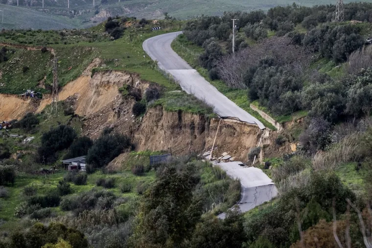 Malom gradiću dani su odbrojani: Rupa guta domove nemoćnih stanovnika