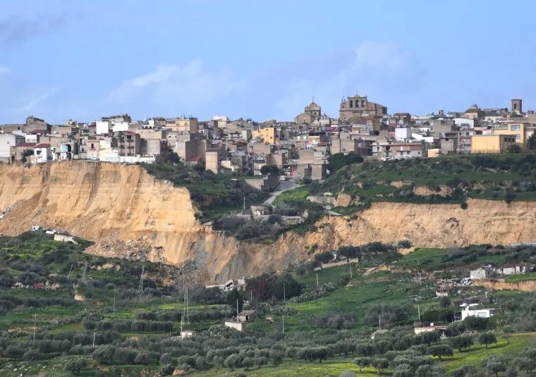 Malom gradiću dani su odbrojani: Rupa guta domove nemoćnih stanovnika