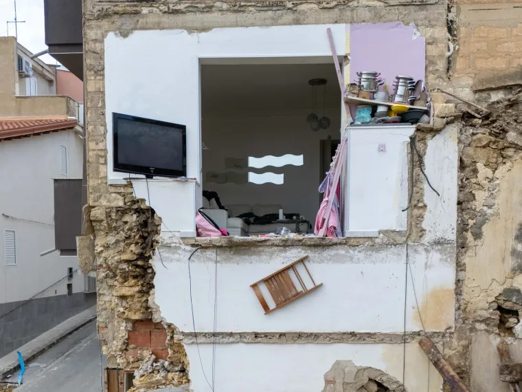 Malom gradiću dani su odbrojani: Rupa guta domove nemoćnih stanovnika