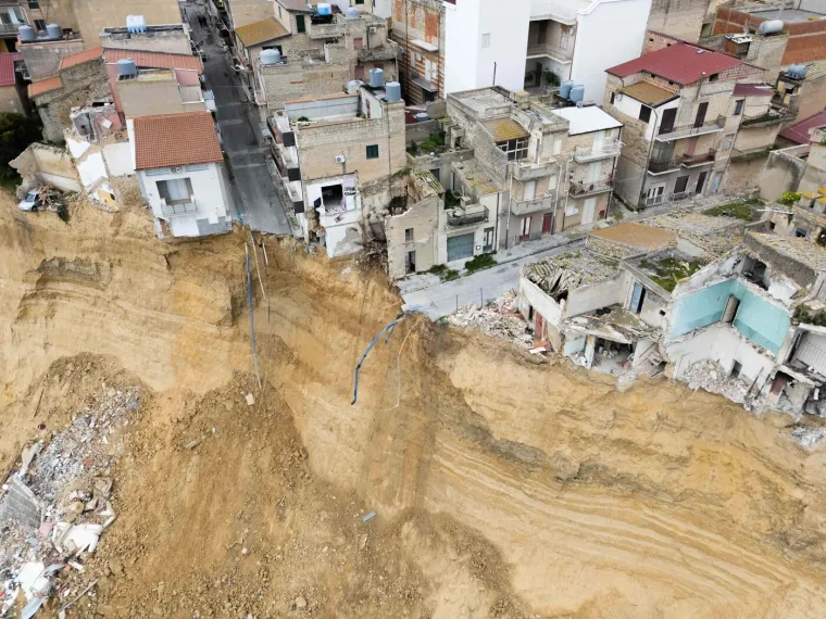 Malom gradiću dani su odbrojani: Rupa guta domove nemoćnih stanovnika