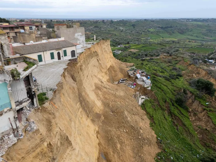 Malom gradiću dani su odbrojani: Rupa guta domove nemoćnih stanovnika