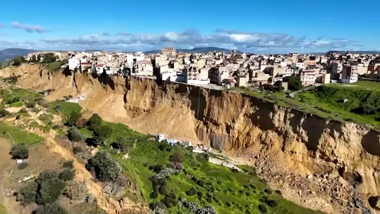 Malom gradiću dani su odbrojani: Rupa guta domove nemoćnih stanovnika