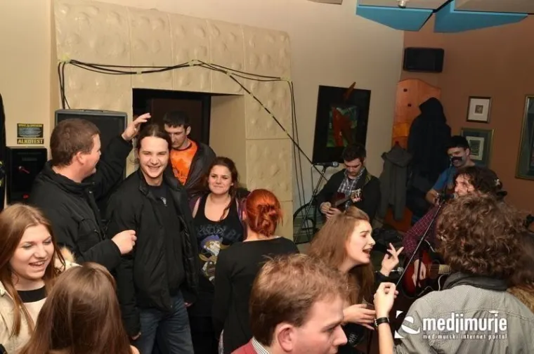 Grupa 'Meja&scaron;i' s početka karijere, 'opasni' momci s ikoničnim biebericama i preslatki parovi