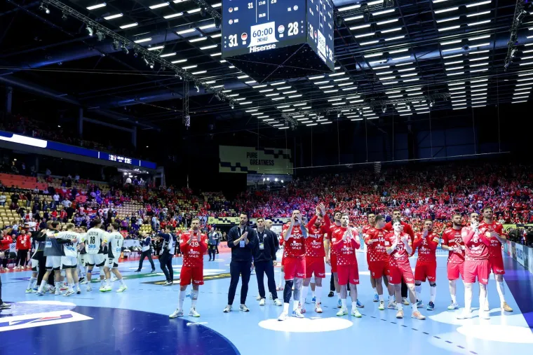 Pogledajte &scaron;to su tužni rukometa&scaron;i radili nakon bolnog poraza: Jedan detalj posebno bode u oči