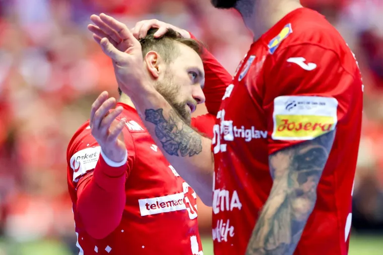 Pogledajte &scaron;to su tužni rukometa&scaron;i radili nakon bolnog poraza: Jedan detalj posebno bode u oči