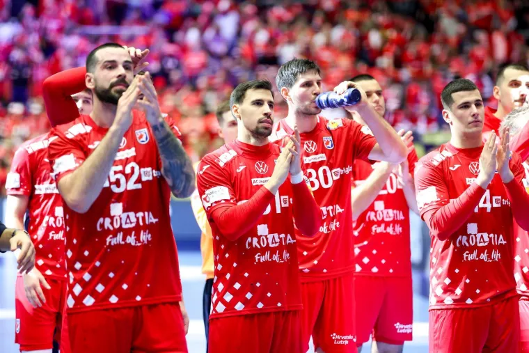 Pogledajte &scaron;to su tužni rukometa&scaron;i radili nakon bolnog poraza: Jedan detalj posebno bode u oči