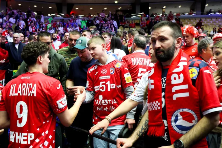 Pogledajte &scaron;to su tužni rukometa&scaron;i radili nakon bolnog poraza: Jedan detalj posebno bode u oči