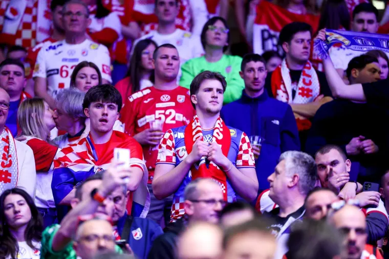 Pogledajte &scaron;to su tužni rukometa&scaron;i radili nakon bolnog poraza: Jedan detalj posebno bode u oči