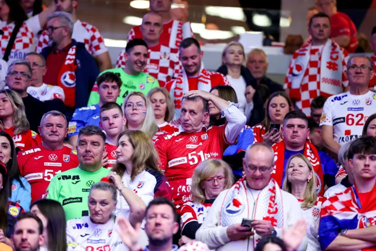 Pogledajte &scaron;to su tužni rukometa&scaron;i radili nakon bolnog poraza: Jedan detalj posebno bode u oči