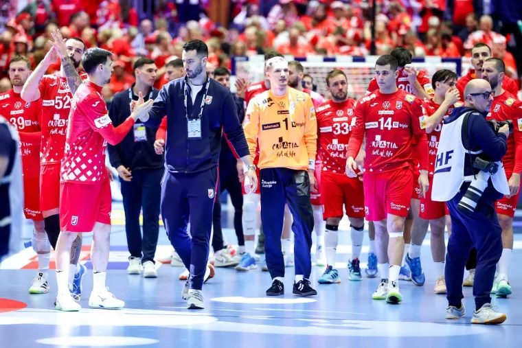 Pogledajte &scaron;to su tužni rukometa&scaron;i radili nakon bolnog poraza: Jedan detalj posebno bode u oči