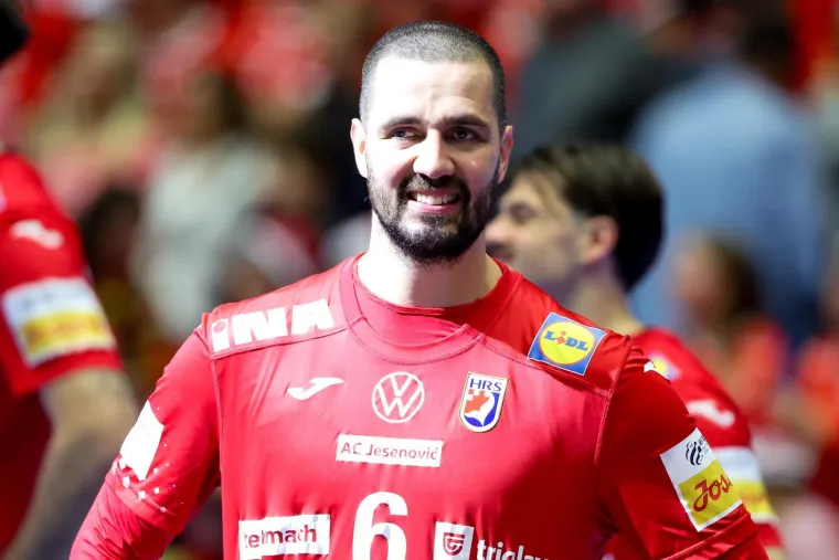 Pogledajte &scaron;to su tužni rukometa&scaron;i radili nakon bolnog poraza: Jedan detalj posebno bode u oči