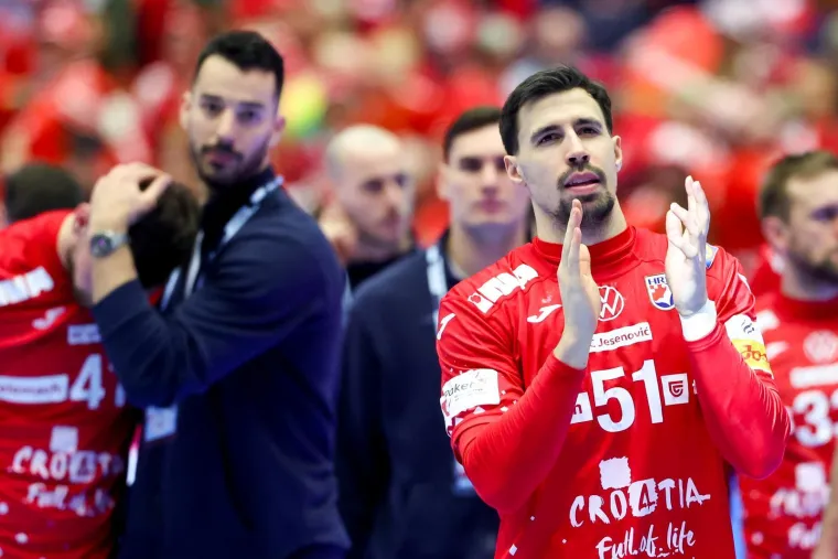 Pogledajte &scaron;to su tužni rukometa&scaron;i radili nakon bolnog poraza: Jedan detalj posebno bode u oči