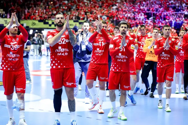 Pogledajte &scaron;to su tužni rukometa&scaron;i radili nakon bolnog poraza: Jedan detalj posebno bode u oči