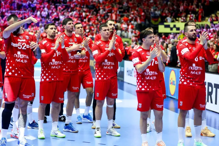 Pogledajte &scaron;to su tužni rukometa&scaron;i radili nakon bolnog poraza: Jedan detalj posebno bode u oči