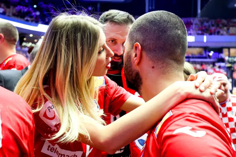 Pogledajte &scaron;to su tužni rukometa&scaron;i radili nakon bolnog poraza: Jedan detalj posebno bode u oči