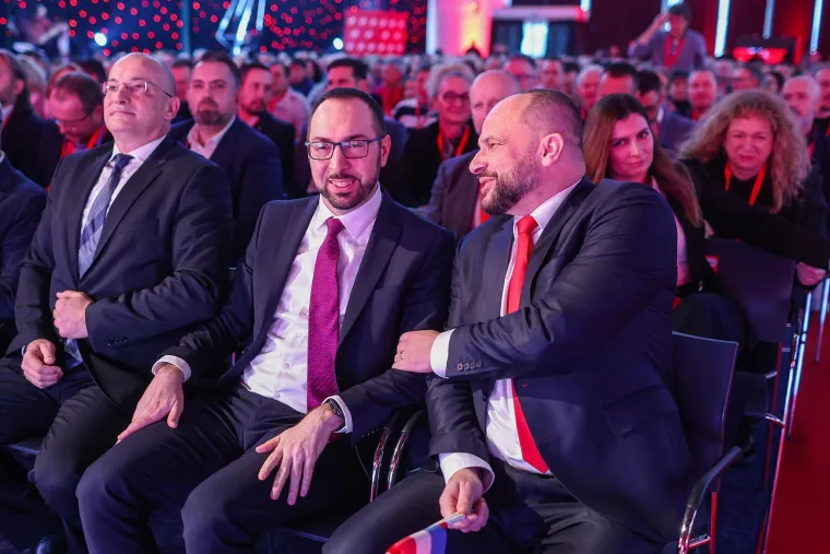 Dalija puca od sreće, Toma&scaron;ević i Hajda&scaron; zagrljeni: Svu pažnju ipak je ukrao 'Crveni zmaj'!