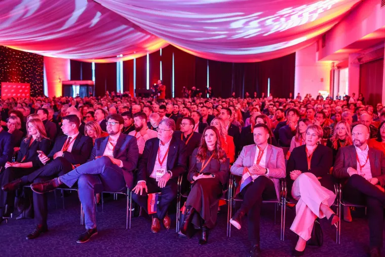 Dalija puca od sreće, Toma&scaron;ević i Hajda&scaron; zagrljeni: Svu pažnju ipak je ukrao 'Crveni zmaj'!