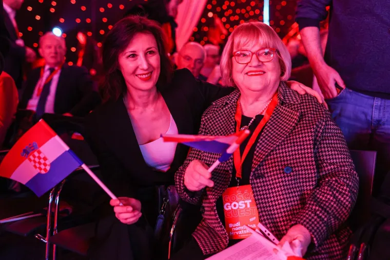 Dalija puca od sreće, Toma&scaron;ević i Hajda&scaron; zagrljeni: Svu pažnju ipak je ukrao 'Crveni zmaj'!