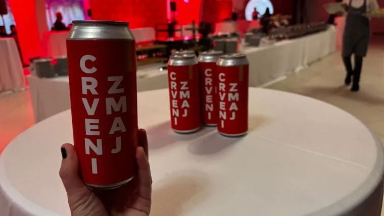 Dalija puca od sreće, Toma&scaron;ević i Hajda&scaron; zagrljeni: Svu pažnju ipak je ukrao 'Crveni zmaj'!