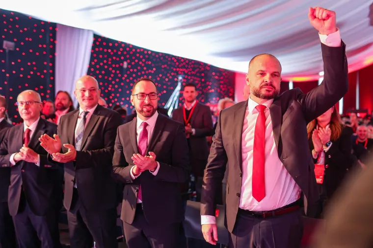 Dalija puca od sreće, Toma&scaron;ević i Hajda&scaron; zagrljeni: Svu pažnju ipak je ukrao 'Crveni zmaj'!