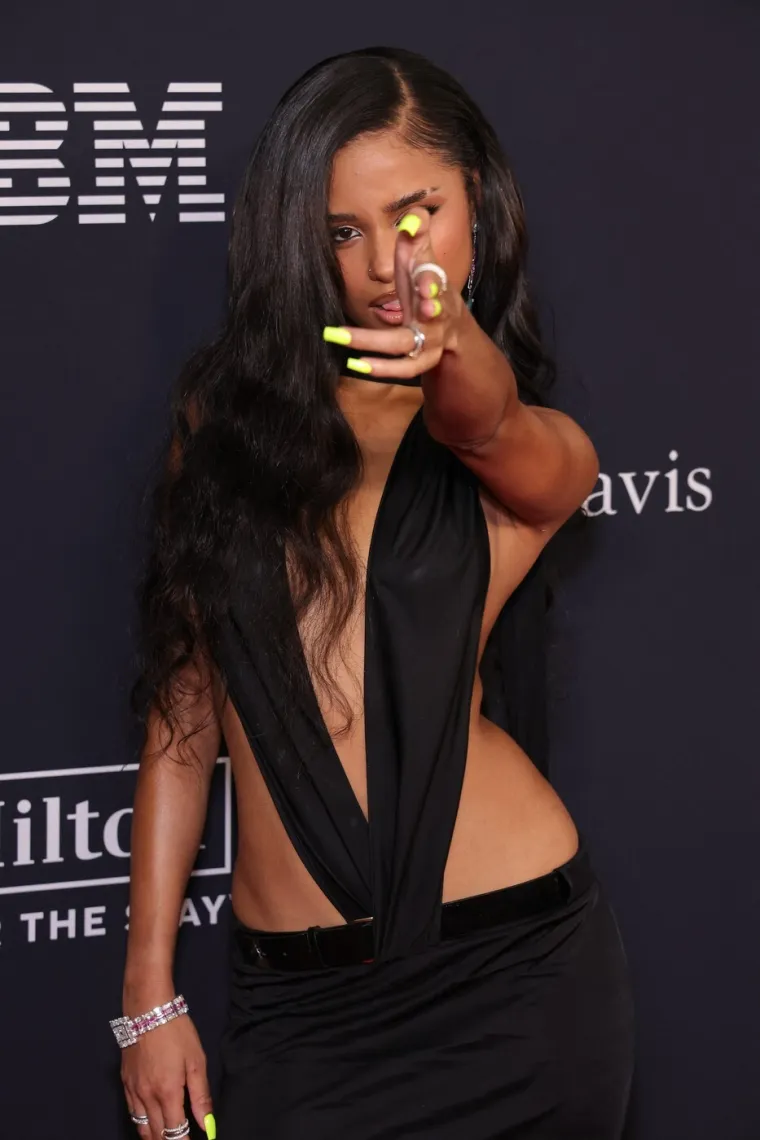 Glam haljine i dramatični dekoltei: Ovo su najvrelija izdanja s crvenog tepiha uoči Grammyja